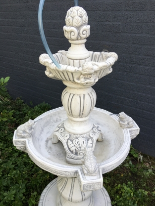 Gartenbrunnen mit spuckenden Fröschen - voll mit Stein