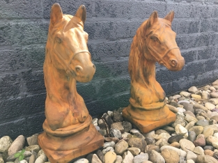 Sculptuur paardenhoofd, vol steen oxide
