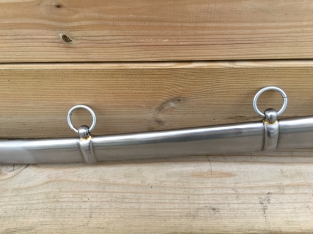 Zwaard met metalen schede, zwaar uitgevoerd.