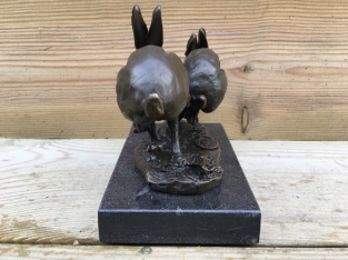 Bronzeskulptur von 2 laufenden Hasen