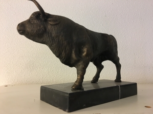 Skulptur Metall bronzefarbener großer Stier, schön!