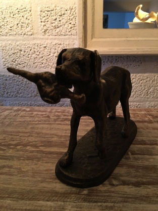 Jagdhund mit Beute in Bronze-Metall-Optik