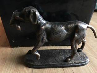 Jagdhund mit Beute in Bronze-Metall-Optik