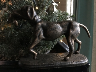 Jagdhund mit Beute in Bronze-Metall-Optik