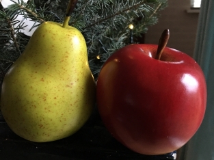 Schöne, echt aussehende Äpfel und Birnen, siehe Fotos