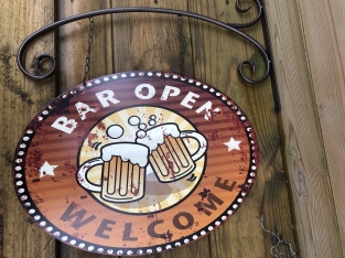 Uithang-gevel-bord ''Bar open'' en 