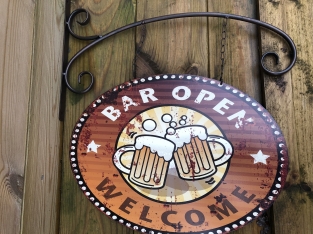 Uithang-gevel-bord ''Bar open'' en 
