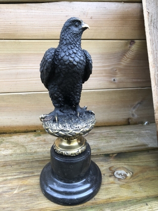 Een bronzen beeld van een adelaar