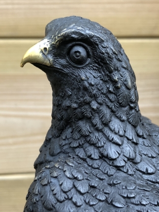 Eine Bronzestatue eines Adlers