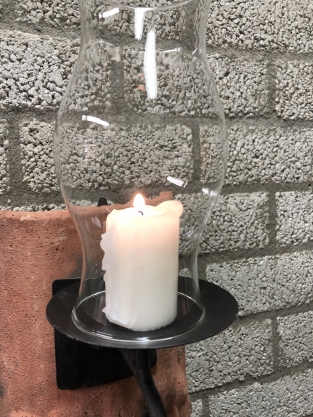 Wind licht van dakpan met mytische afbeelding, met kandelaar en glazen kolf.