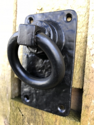Rustikaler Ring als Türschließer/Torwächter - schwarz beschichtetes Metall