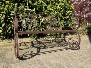 Schöne schmiedeeiserne Schaukel - klassisch braun, ein echter Hingucker!