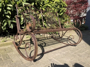 Schöne schmiedeeiserne Schaukel - klassisch braun, ein echter Hingucker!