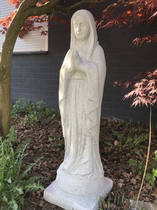 Moeder Maria / Mother Mary, groot vol stenen beeld.