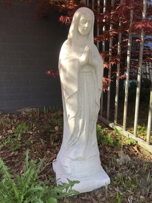 Moeder Maria / Mother Mary, groot vol stenen beeld.