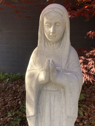 Moeder Maria / Mother Mary, groot vol stenen beeld.