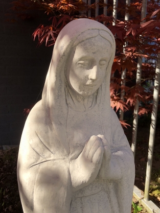 Moeder Maria / Mother Mary, groot vol stenen beeld.