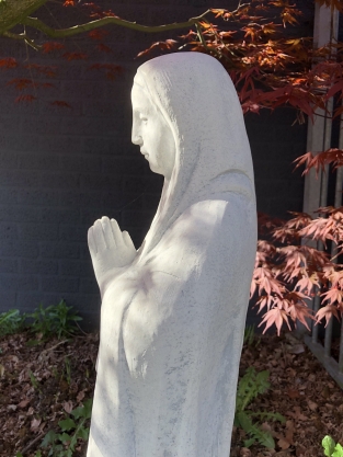 Moeder Maria / Mother Mary, groot vol stenen beeld.