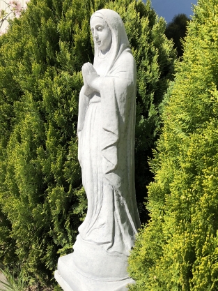 Mutter Maria / Mutter Maria, groß auf Sockel, Vollsteinskulptur