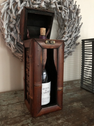 koloniaal houten kist voor een fles wijn, rechtop, bamboeafwerking, zeer apart!