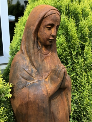 Mutter Maria / Mutter Maria, groß auf Sockel, Vollsteinskulptur Oxid