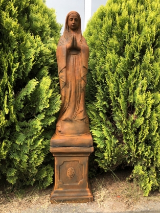 Mutter Maria / Mutter Maria, große Vollsteinskulptur, Oxid