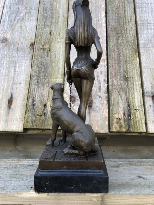 Eine Bronzestatue von Kleopatra mit PANTHER