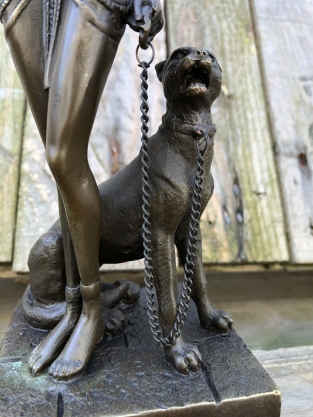 Eine Bronzestatue von Kleopatra mit PANTHER