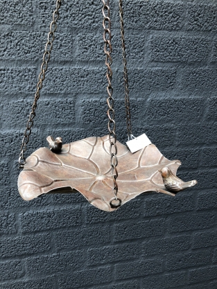 Hangvogelbad metaal-bruin sierlijke gesmede hangketting met 2 vogeltjes, zeer fraai!