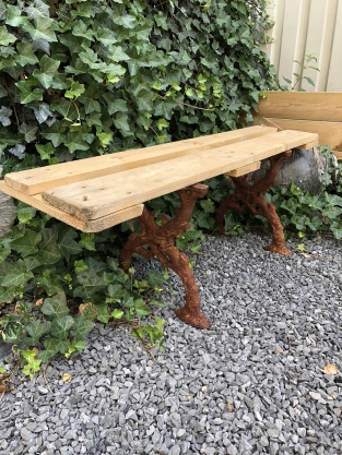 1 Paar zwaar massief gietijzeren zij delen-tuinbank-tuintafel.