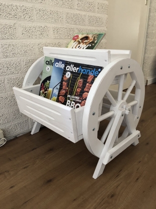 Zeitschriftenständer, Holz, mit 2 Wagenrädern Holz-weiß, sehr schön!
