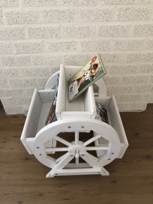 Zeitschriftenständer, Holz, mit 2 Wagenrädern Holz-weiß, sehr schön!