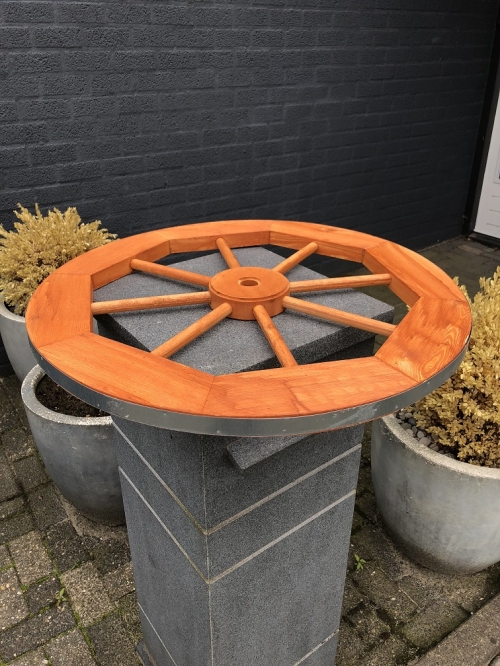 Prachtig mooi rusticaal houten wagenwiel.