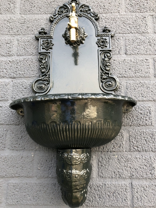 Hochwertiger Wandbrunnen, Waschbecken schweres Aluminium dunkelgrün mit Messinghahn.