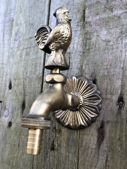 Wasserhahn mit hübschem Hahn für Gartenbrunnen, Messing