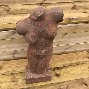 Prachtige gietijzeren vrouwelijke torso.