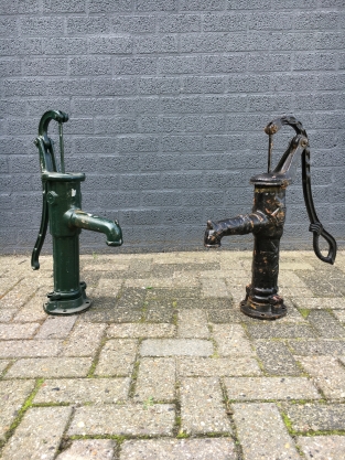 Altmodische Wasserpumpe, massives Gusseisen, grün