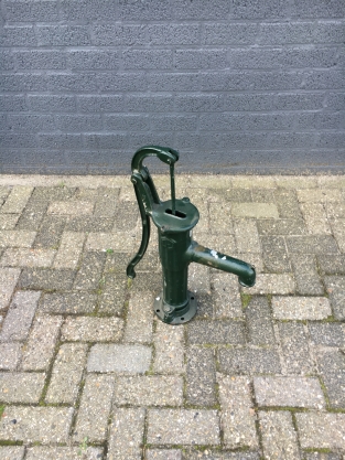 Altmodische Wasserpumpe, massives Gusseisen, grün