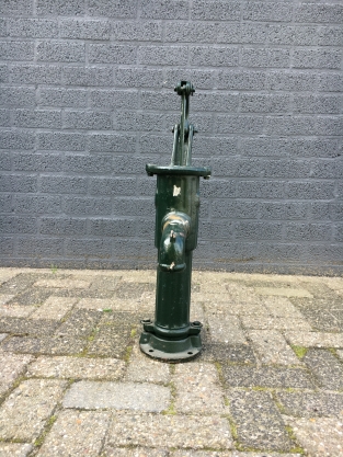 Altmodische Wasserpumpe, massives Gusseisen, grün