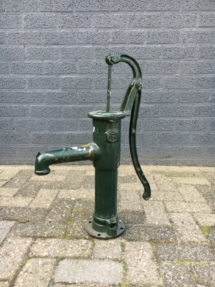 Altmodische Wasserpumpe, massives Gusseisen, grün