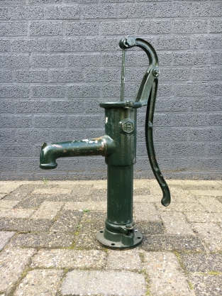 Altmodische Wasserpumpe, massives Gusseisen, grün
