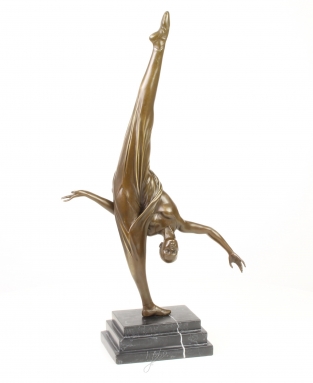 Een bronzen beeld van een vrouwelijke turnster
