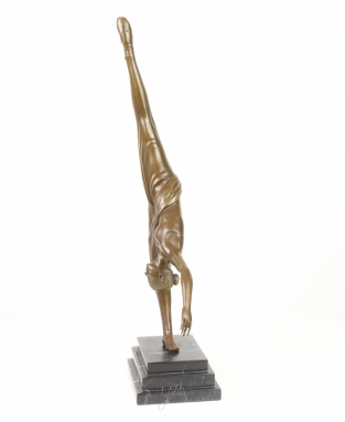Een bronzen beeld van een vrouwelijke turnster