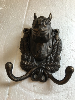Pferdekopf mit Doppelhaken - Gusseisen - Bronze