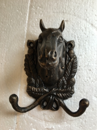 Pferdekopf mit Doppelhaken - Gusseisen - Bronze