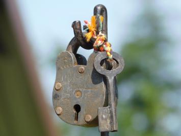 Mittelalterliches Vorhängeschloss XI mit Schlüssel auf Ständer - Dekoratives Meisterwerk der Nostalgie