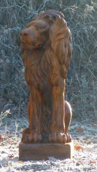 Schöner sitzender Löwe, Polystone, schöne Statue, Blick nach rechts, oxid