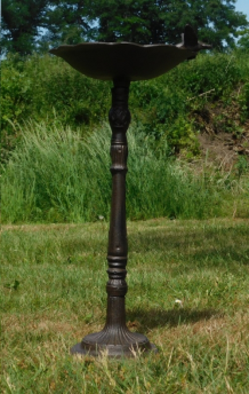 Fraai vogelbad op voet, met leuk decoratief vogeltje op de rand van het bad, gietijzer