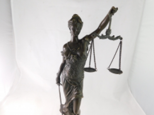 Een bronzen beeld van de Vrouwe Justitia