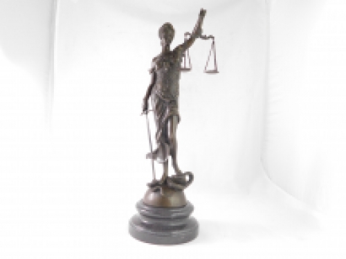 Eine Bronzestatue der Lady Justice